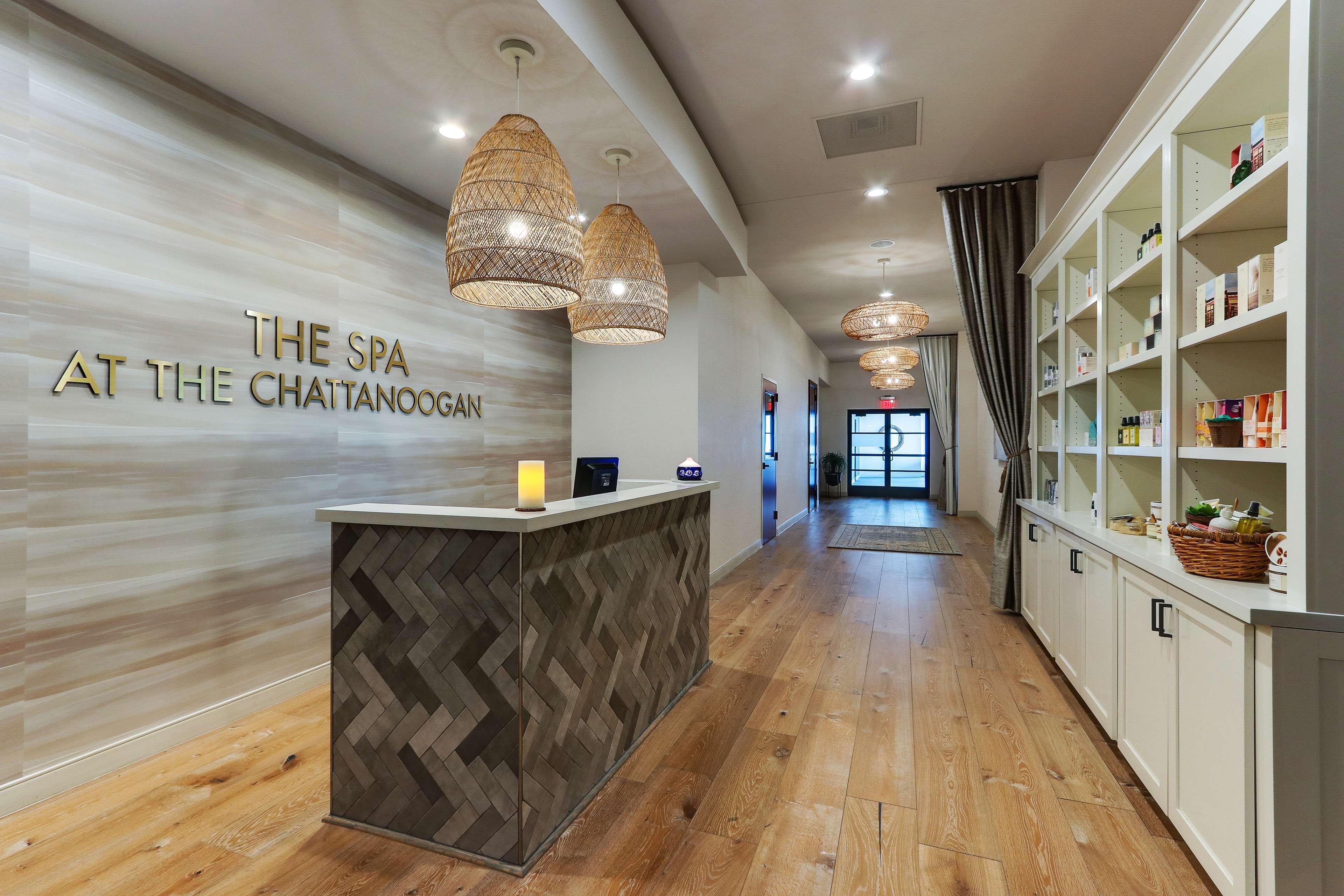 The Chattanoogan Hotel, Curio Collection By Hilton Bagian luar foto